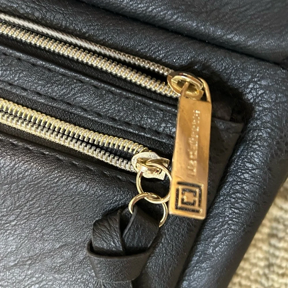 Liz Claiborne Black Charging Wrislet Clutch w/ built in power bank - Picture 7 of 9